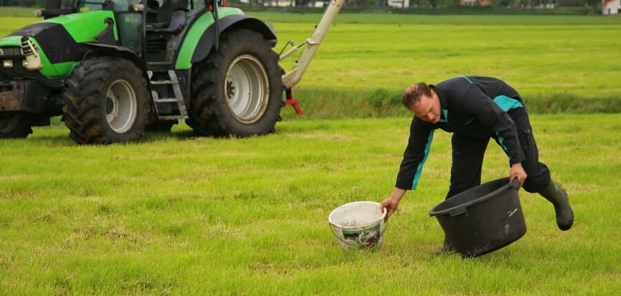 Pilotboer Richard Korrel heeft tijdens het bagger spuiten een aantal emmers neergezet