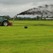 Spuiten van bagger over veenweidengebied in Proeftuin Veenweiden